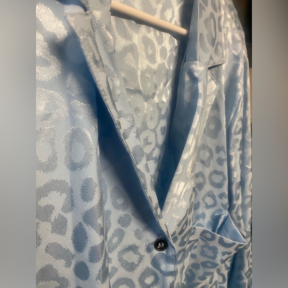 LAST CHANCE - Light blue button up blouse with subtle leopard print - Picture 3 of 8